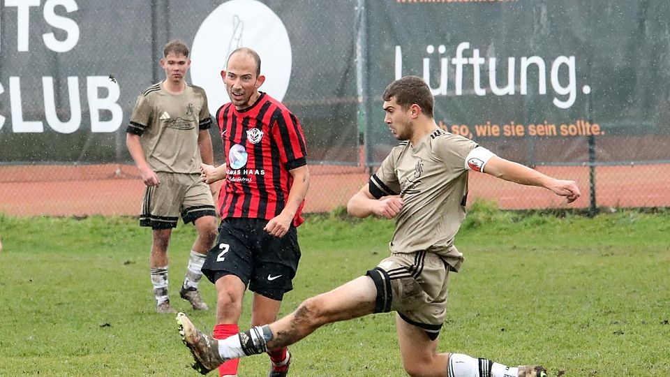 Unschöne Schlammschlacht: Ludwig Brock (in Rot) und der ESV Penzberg hatten mit dem ramponierten Trainingsplatz in Bichl zu kämpfen.