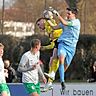 Stätzlings Keeper Fabian Rosner (rechts) schnappt sich den Ball vor dem Gersthofer Torjäger Fabian Bühler. Das war die Basis für den 2:0-Erfolg des FCS.