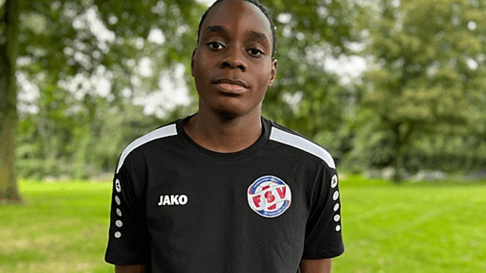 Torhüter Newton Osayuwamen Lawrence ist knapp 1,90 Meter groß. 