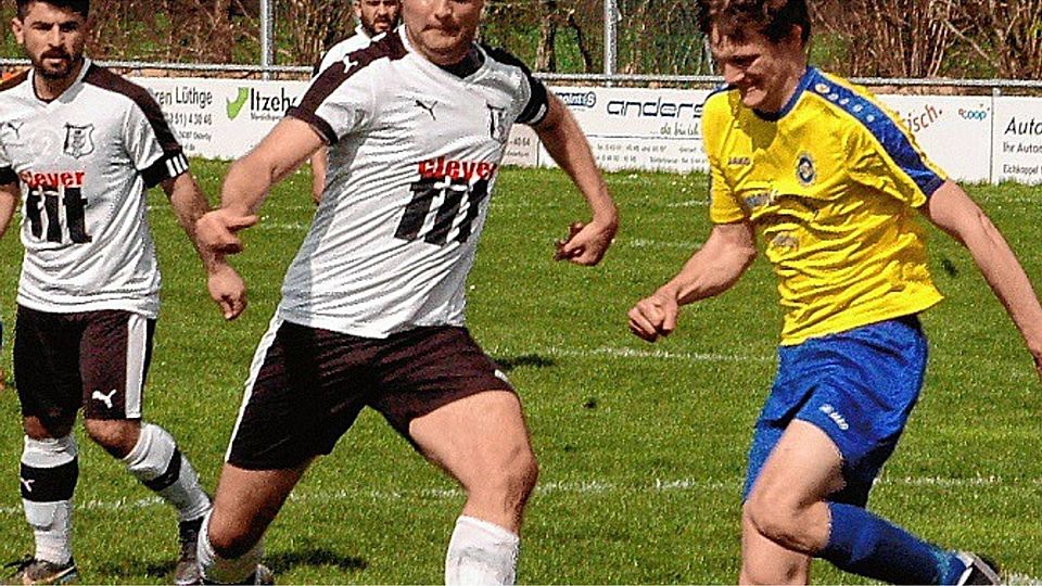 Ständiger Unruheherd im Osterbyer Strafraum war ESV-Kapitän Simon Groth (li.), der hier gegen seinen ständigen Bewacher, Sascha Sievers, nur knapp scheitert. Foto: Tüxen