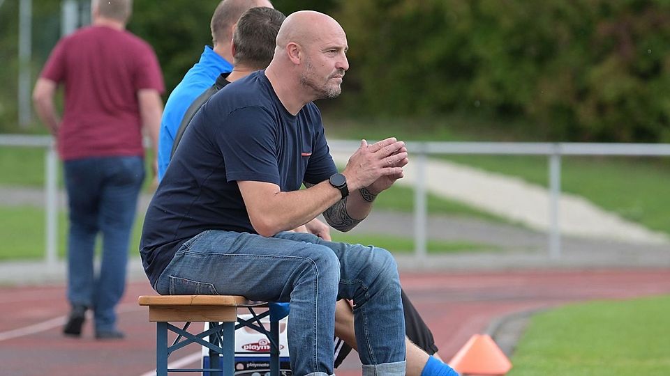Mario Albert (links) coacht den SV Schwandorf-Ettmannsdorf seit mehr als fünf Jahren. In dieser Zeit entwickelte sich die Mannschaft von einem Abstiegskandidaten zu einem Spitzenteam.