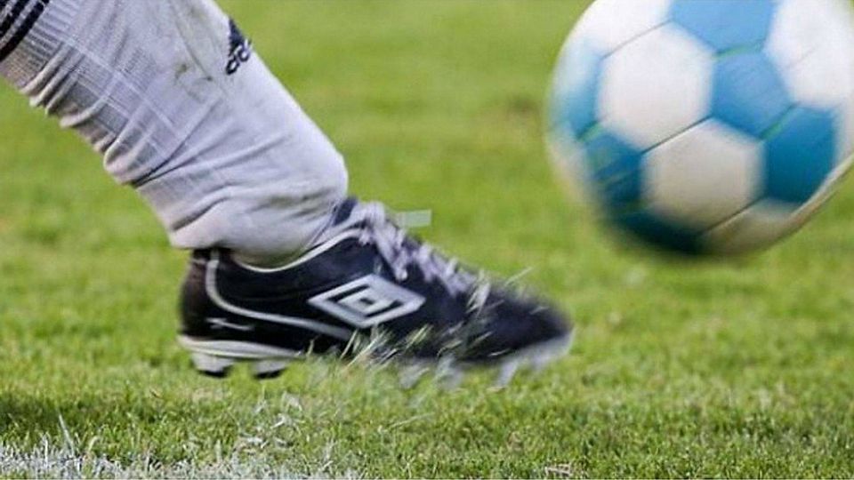 Den wohl ältesten Spieler der Region hat der SC Gräselberg im Kader: Bei Bedarf würde der 73-jährige Karl-Heinz Wild die Fußballschuhe nochmal schnüren.  Symbolbild: Patten