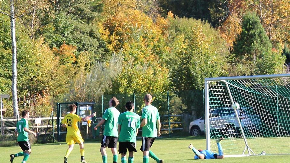 Und wieder jubelt Bad Kohlgrub, hier bei Treffer Nummer vier nach einem Freistoß. Mittenwalds Schlussmann Tobias Nowak hat keine Chance.