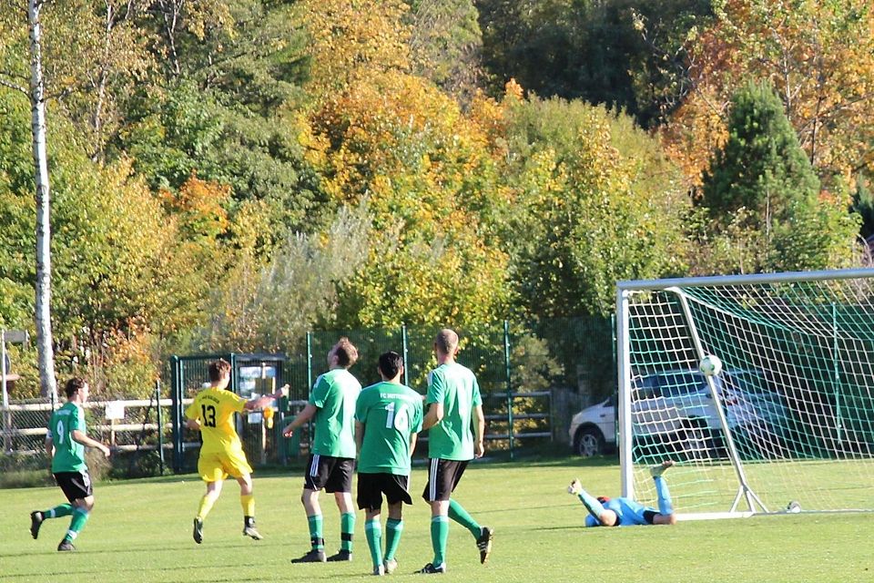 Und wieder jubelt Bad Kohlgrub, hier bei Treffer Nummer vier nach einem Freistoß. Mittenwalds Schlussmann Tobias Nowak hat keine Chance.