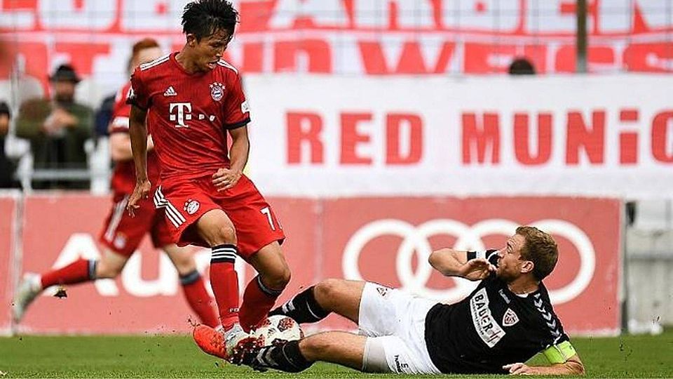 Maxi Hain (am Boden) und Kollegen werden versuchen, die Top-Talente des FC Bayern um Wooyeong Jeong auszubremsen. F: Leifer