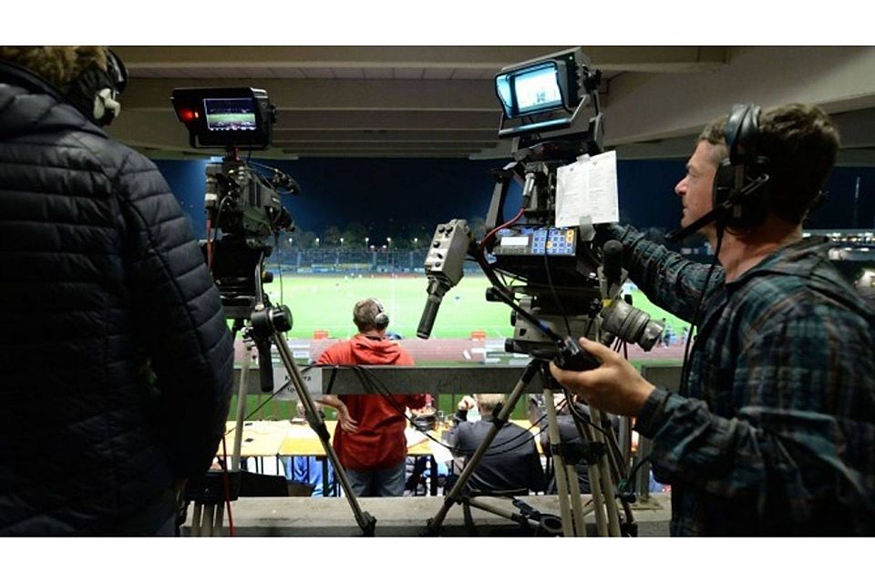 Mit Flutlicht und TV: Das Montagabendspiel der Regionalliga West live aus dem Sportpark Nord. FOTOS: BORIS HEMPEL