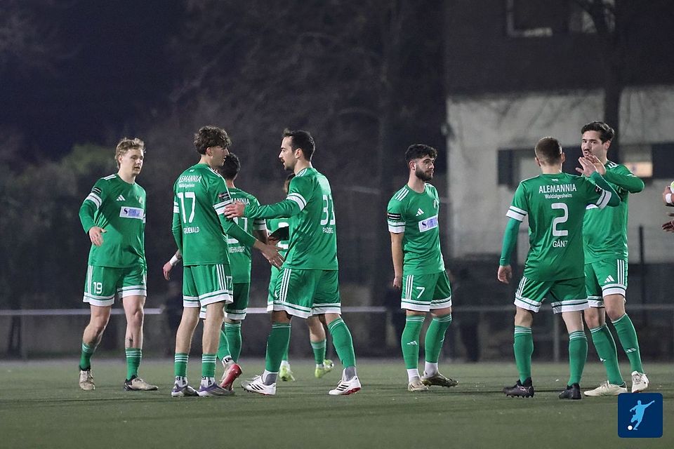 Mit geschlossener Mannschaftsleistung gegen den Spitzenreiter: Gegen Mechtersheim sind alle Waldalgesheimer (grüne Trikots) gefordert. Mit geschlossener Mannschaftsleistung gegen den Spitzenreiter: Gegen Mechtersheim sind alle Waldalgesheimer (grüne Trikots) gefordert.