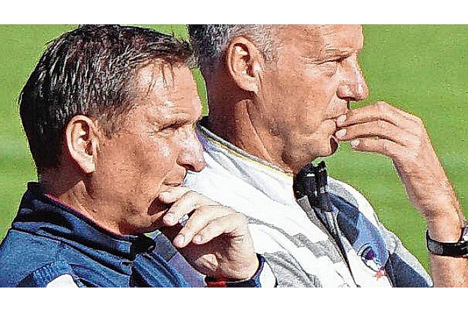 Nachdenklich: Joachim Press, Coach des SH-Ligisten TSB Flensburg (rechts) und Co-Trainer Hoymar Sörensen. Foto: jaqueline röder