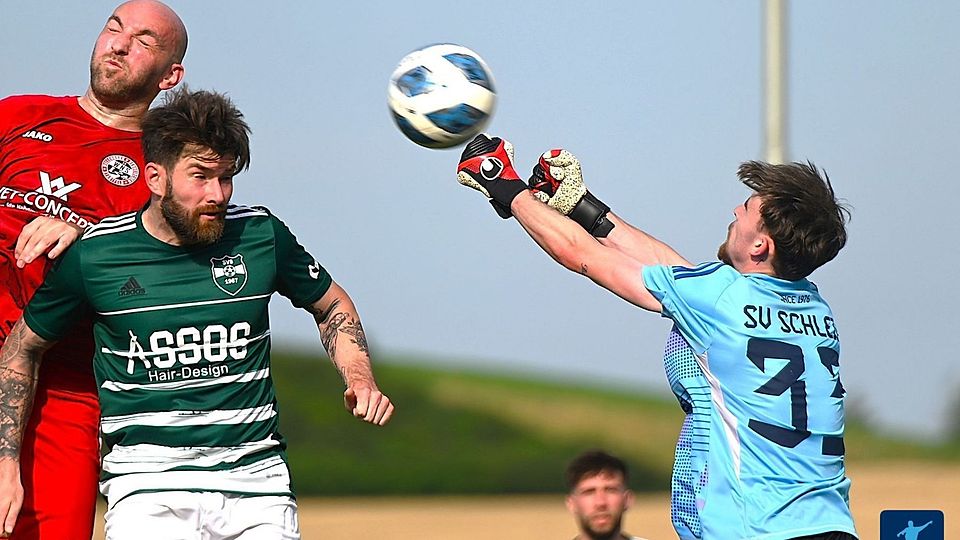 Eine Hälfte lang stemmten sich Taner Weins (Mitte) und der SV Schleid erfolgreich gegen Eintracht Trier II, gingen dann aber noch mit 0:4 unter.