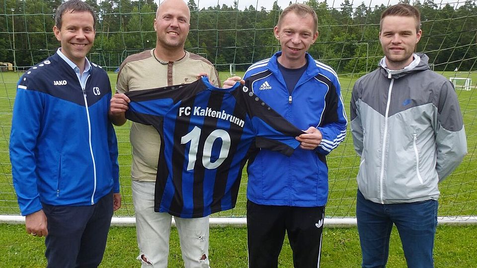 Hans-Peter Schönl (2.v.l.) heißt der neue Hoffnungsträger beim FC Kaltenbrunn. Co-Trainer Christian Bauer (l.), Vereinschef Andreas Malzer und Spartenleiter Jonas Trisl (3. und 4. v.l.) präsentieren den Neuen an der Auslinie.