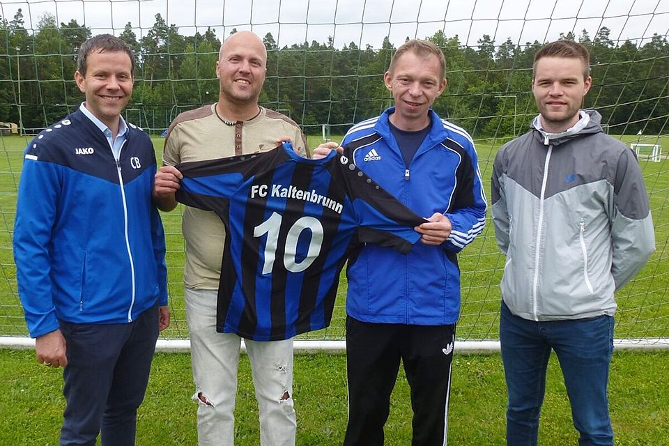 Hans-Peter Schönl (2.v.l.) heißt der neue Hoffnungsträger beim FC Kaltenbrunn. Co-Trainer Christian Bauer (l.), Vereinschef Andreas Malzer und Spartenleiter Jonas Trisl (3. und 4. v.l.) präsentieren den Neuen an der Auslinie.