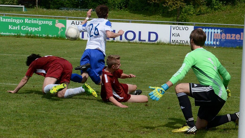 In dieser Szene konnte Kleinaitingen die Langerringer (hier Michael Menner) noch am Torschuss hindern. Am Ende unterlag Kleinaitingen aber klar. Foto: Reinhold Radloff