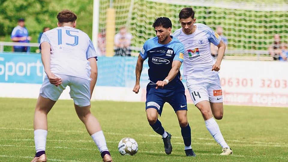 Schott-Spieler Etienne Portmann (Mitte), überragender Spieler auf dem Feld, lässt die Gonsenheimer Christan Jindra und Jan Vogel (rechts) stehen.	Foto: Marcel Heeg/TSV