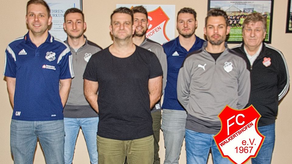 Von links nach rechts: Lukas Wiesenberger(1. Abteilungsleiter SVA), Christopher Heider (1.Abteilungsleiter FCW) Helmut Atzmüller, Michael Kellerer (1. Vorstand FCW), Max Hutter (2. Abteilungsleiter SVA), Thomas Welzhofer (2. Abteilungsleiter FCW) und Michael Reitmeier (Sportlicher Leiter FCW).