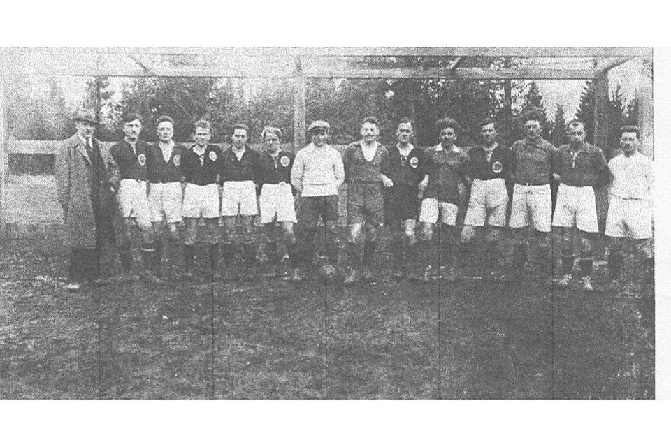 Fußballsport auf schwerem Geläuf: Dieses Bild der 1. Mannschaft entstand wohl im Jahr 1926