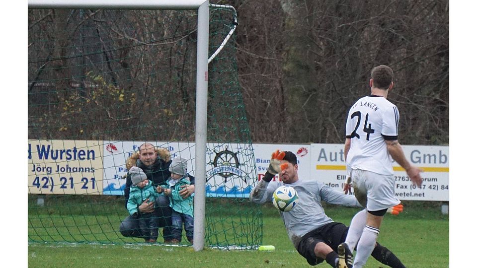 Drei Minuten vor der Pause verhinderte FC-Keeper Muharrem Gülec das 0:1 gegen Christian Zimmermann. Foto: Volker Schmidt