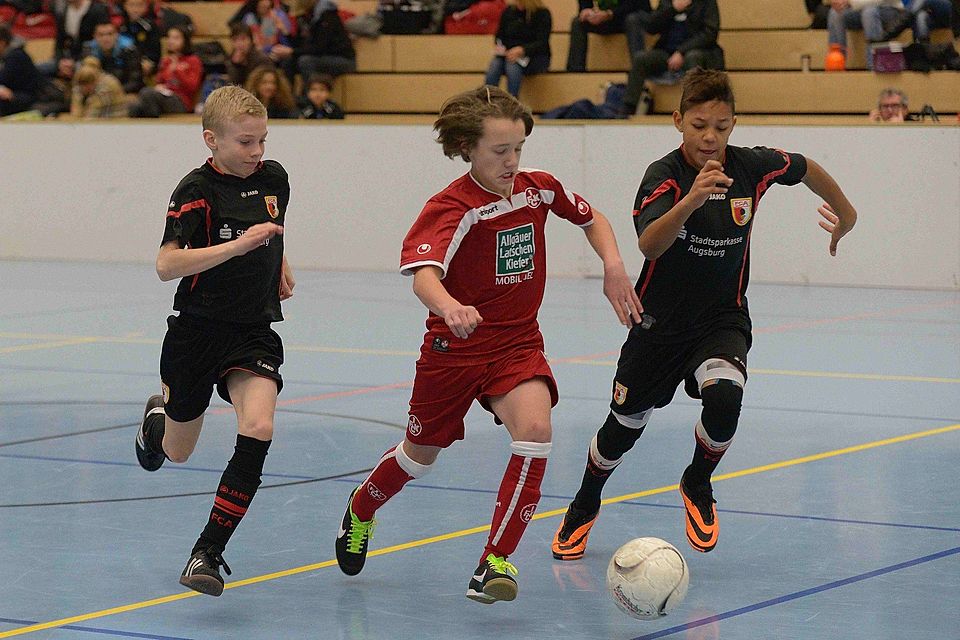 Auch 2015 wird der Nachwuchs beim U13 Hallenturnier in Aarbergen wieder um jeden Ball kämpfen.  Archivfoto: Klein