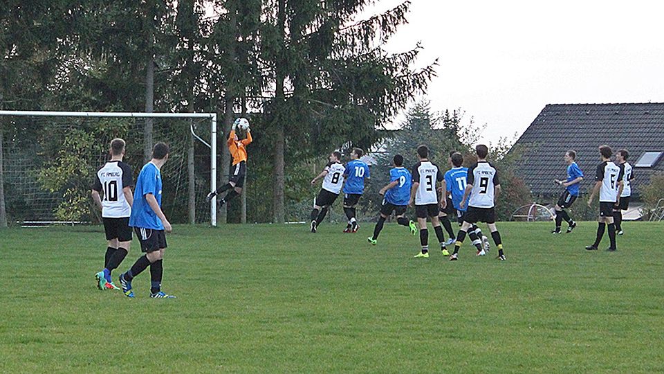 Die JFG Mittlere Vils Kümmersbruck (in blau) hat  am vorletzten Spieltag mit einem 2:1 bei der JFG Vilstal den Verbleib in der U19-Kreisliga gesichert. F: Rössler