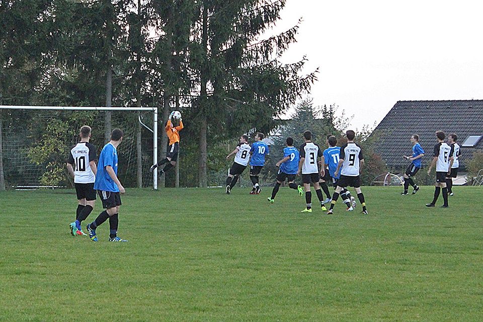 Die JFG Mittlere Vils Kümmersbruck (in blau) hat  am vorletzten Spieltag mit einem 2:1 bei der JFG Vilstal den Verbleib in der U19-Kreisliga gesichert. F: Rössler
