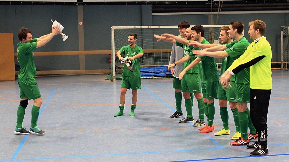 Da ist das Ding: Die Niersteiner Spieler feiern den Turniersieg in heimischer Halle. 	Foto: hbz/Michael Bahr