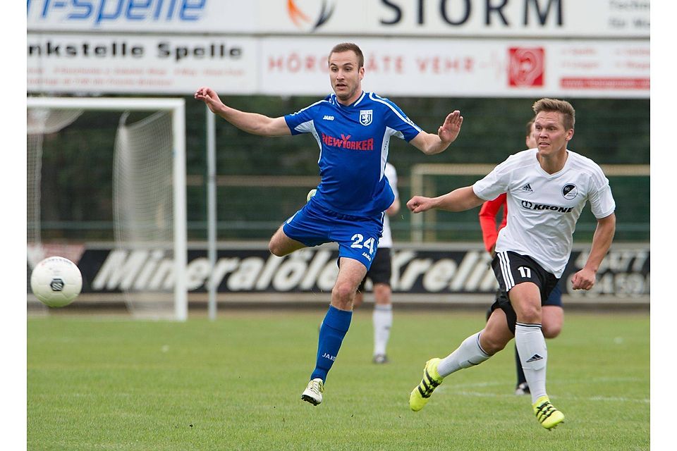 Die beste Gäste-Chance verpasste Steffen Menke (r.). Spelle verlor 0:3 in Wunstorf. Foto: Doris Leißing