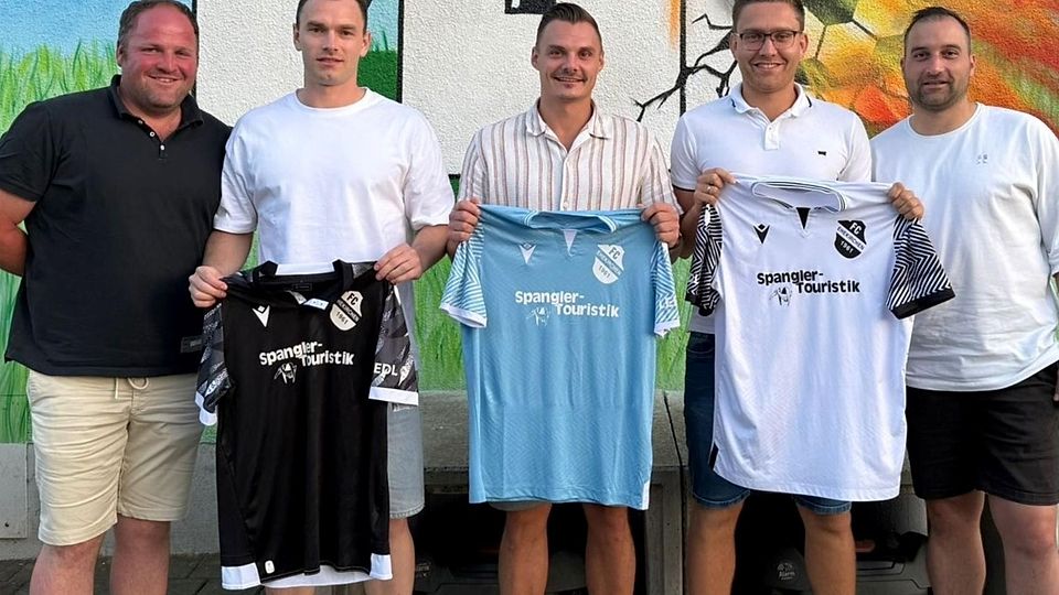 Freuen sich auf die Zusammenarbeit beim FC Ehekirchen (von links): Markus Bissinger (Abteilungsleiter), Max Käser, Jonas Halbmeyer, Christoph Hollinger und Simon Schmaus (Abteilungsleiter).