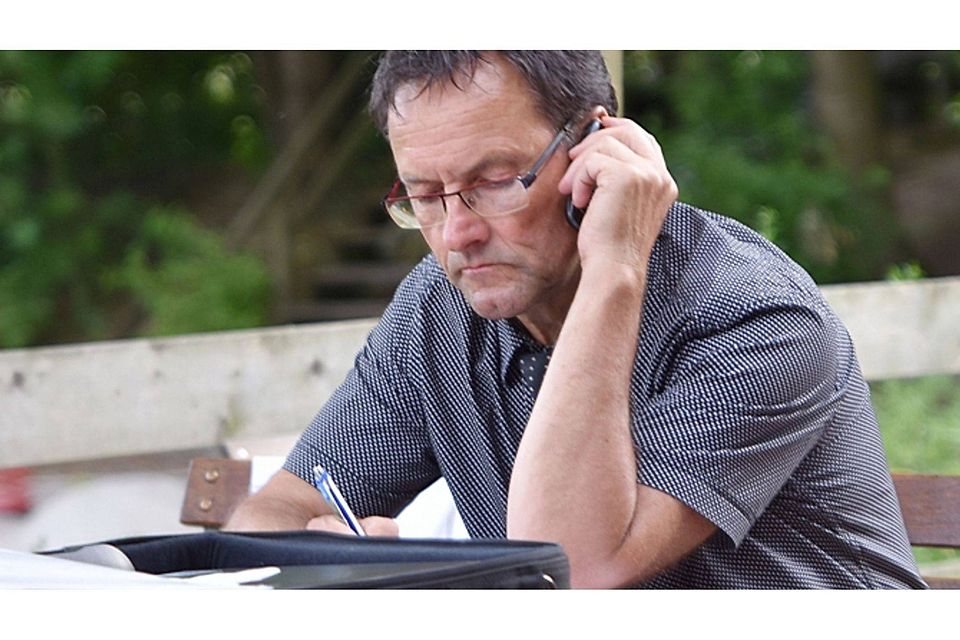 Uli Bergmann ist auf der Suche nach einem Stürmer.  Foto: Metzler