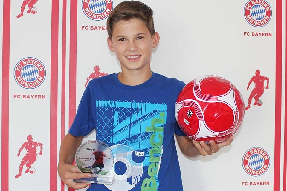 Mit dem SSV Ulm bestritt Tim seinen bis dahin größten fußballerischen Erfolg: den Siegertitel beim Cordial Cup 2013, dessen Trophäe er in seiner rechten Hand hält. Seine Karriere setzt er nun beim FC Bayern fort. 	F.: Verena Mörzl