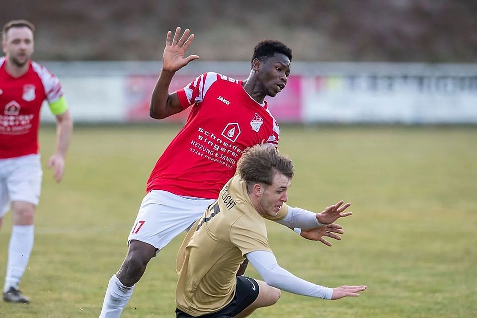 Wird vor seinem Sommerwechsel nach Schlicht nicht mehr im Trikot des SV Inter Bergsteig Amberg zu sehen sein: Antoine Agbeve (hinten).