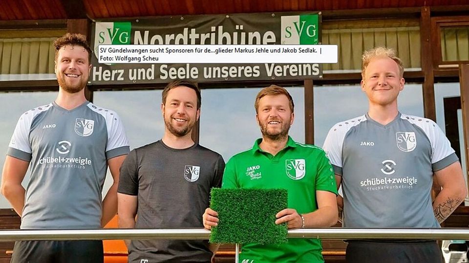 Die personellen Engpässe bereiten Sorgen, dennoch hat die Führungsriege des SV Gündelwangen mit Trainer Jens Schübel, Fabian Schübel (Vorsitzender des Fördervereins) sowie den Vorstandsmitgliedern Markus Jehle und Jakob Sedlak (von links)  Gründe zur Freude; beispielsweise den neuen Belag für den Kunstrasenplatz. | Foto: Wolfgang Scheu
