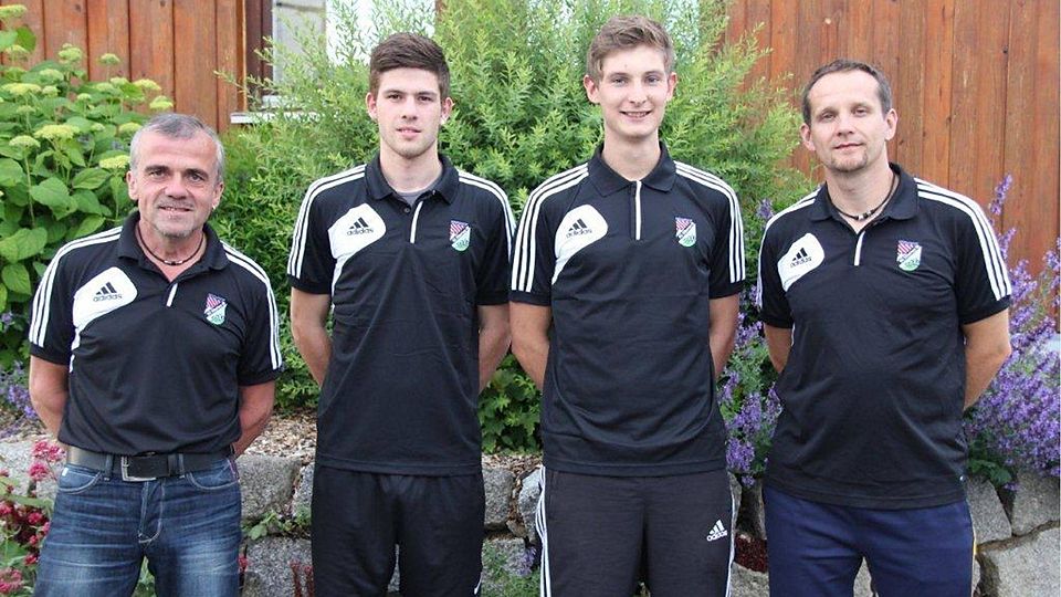 Jonas Gerhardinger und Philipp Bucher sollen in der neuen Saison die SG verstärken, hoffen SG Vorstand Vogl und Trainer Helmut Schreckinger. Foto:  wbf