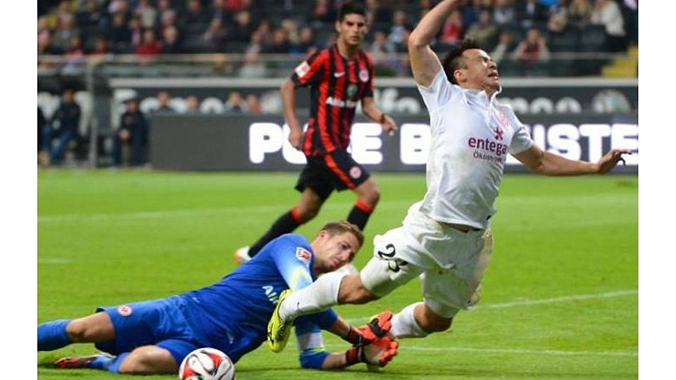 Ob Eintracht-Torhüter Kevin Trapp auch in Freiensteinau so kräftig zupacken muss, wird sich am Dienstag zeigen. Foto: dpa