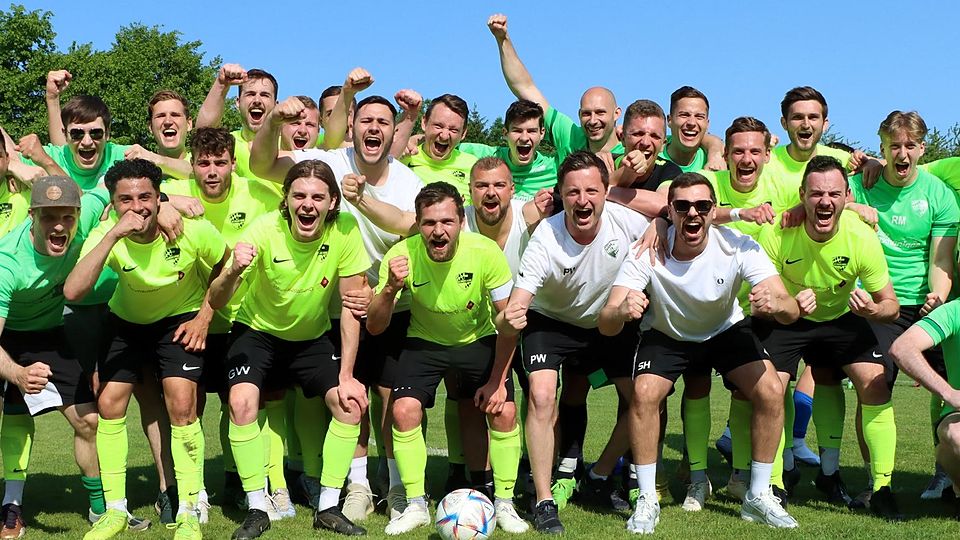 Die Fußballer des SC Grüne Heide Ismaning bejubeln den Aufstieg in die Bezirksliga.