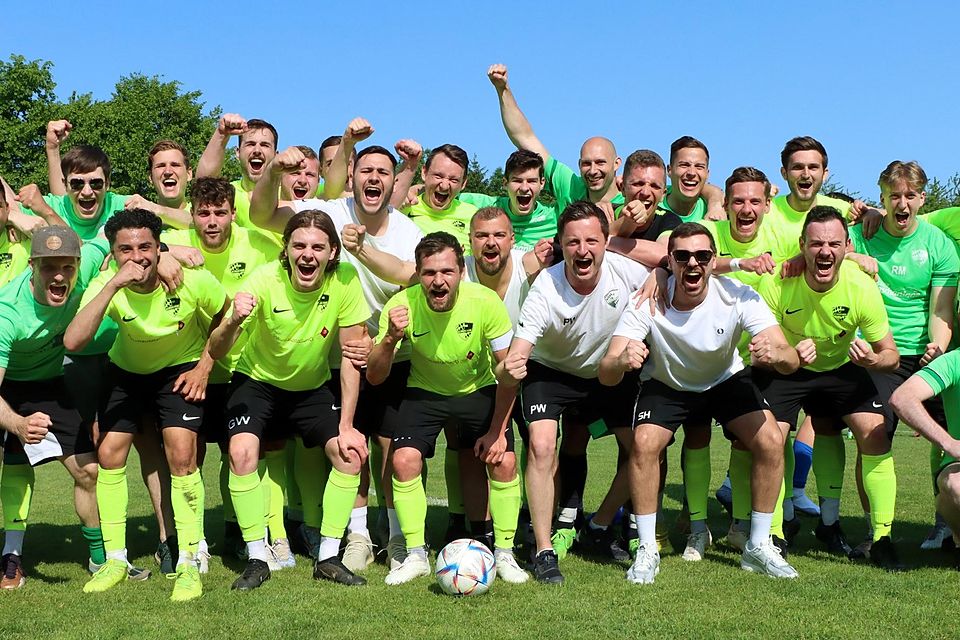 Die Fußballer des SC Grüne Heide Ismaning bejubeln den Aufstieg in die Bezirksliga.