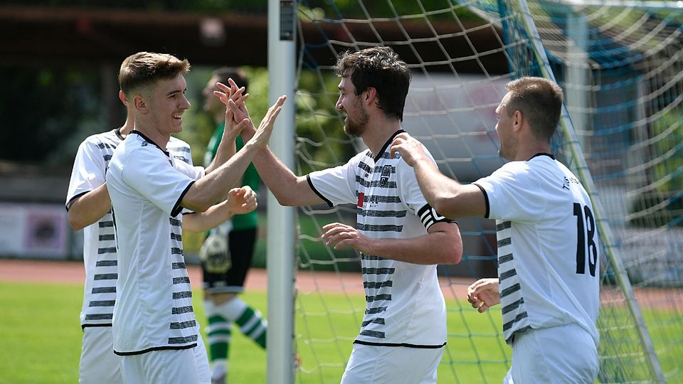 Torschützen unter sich: Fabijan Podunavac (2. v. li.), der beim Geretsrieder 5:2-Sieg selbst vier Treffer erzielte, gratulierte Kapitän Sebastian Schrills nach dessen Tor zum 2:0-Zwischenstand. Rechts Srdan Ivkovic.