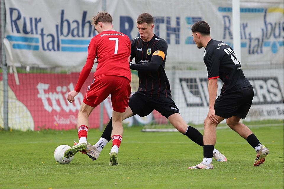 Umkämpft: FCD-Kapitän Nils Schütte (M.) im Duell mit dem Ex-Dürener Finn Stromberg (l.).