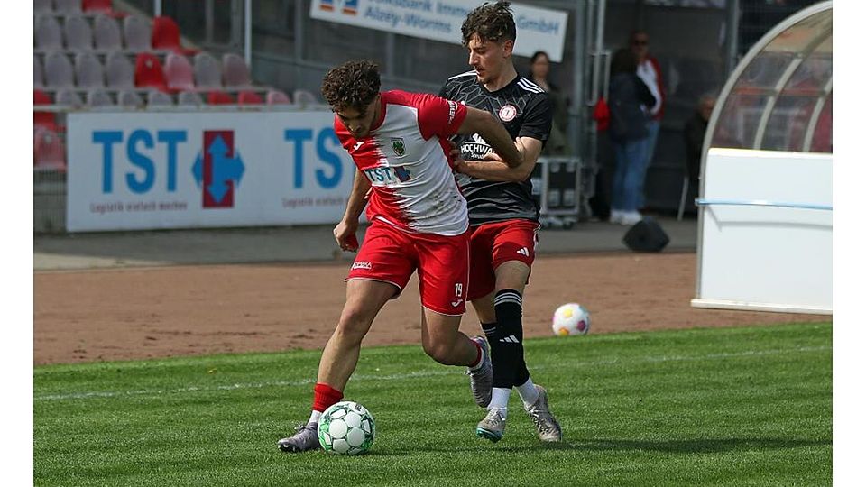 Wormatia-Angreifer Erijon Shaqiri (vorne) ist bei den Wormser Fans nicht nur wegen seiner Tore, sondern auch wegen seines unermüdlichen Einsatzes beliebt. Hinten: Noah Daragmeh (SC Idar-Oberstein).	Foto: Christine Dirigo/pakalski-press