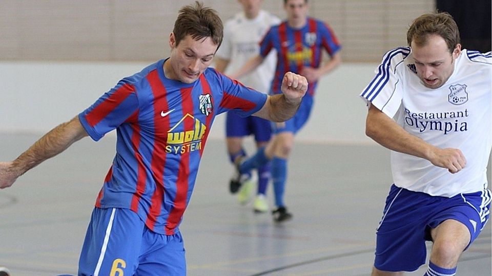 Martin Oslislo und seine SpVgg Osterhofen sind neuer niederbayerischer Futsal-Meister - dank zweier Tore von Alex Sipos (rechts), hier eine Szene aus dem Vorjahr, als Sipos noch im Trikot des Finalge