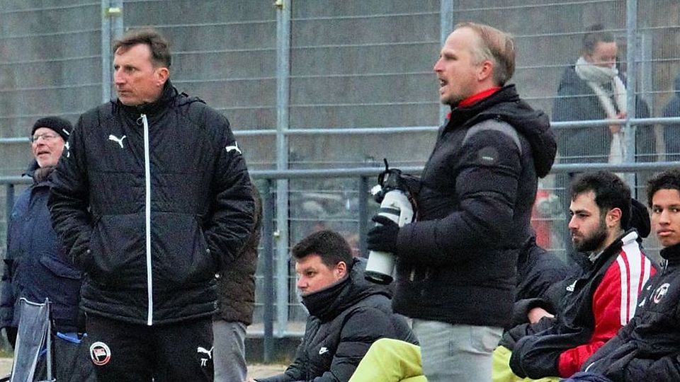TSV Coach Thorsten Cornils in Aktion (li)