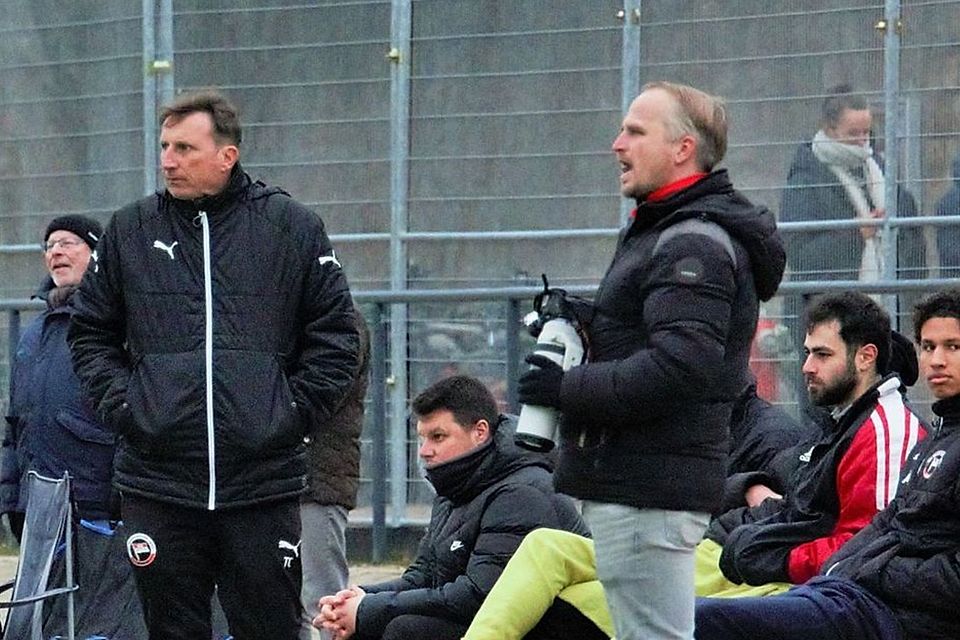 TSV Coach Thorsten Cornils in Aktion (li)