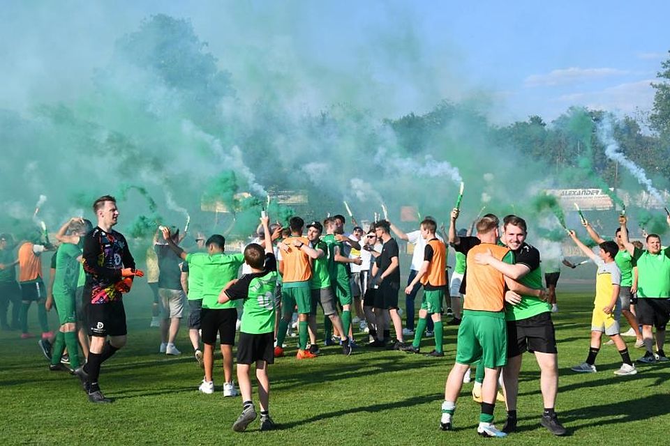Grüne Partystimmung: Spieler und Anhänger von Viktoria Dieburg feiern den Aufstieg des Teams in die Kreisliga A.	