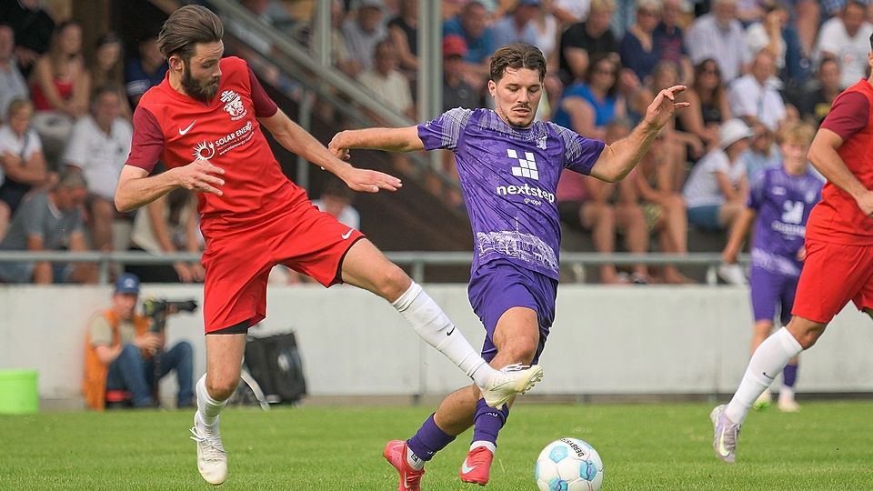 Arban Guraziu (rechts) und der TSV Kareth gingen im Hinspiel gegen Tobias Scherzers Regenstaufer leer aus.