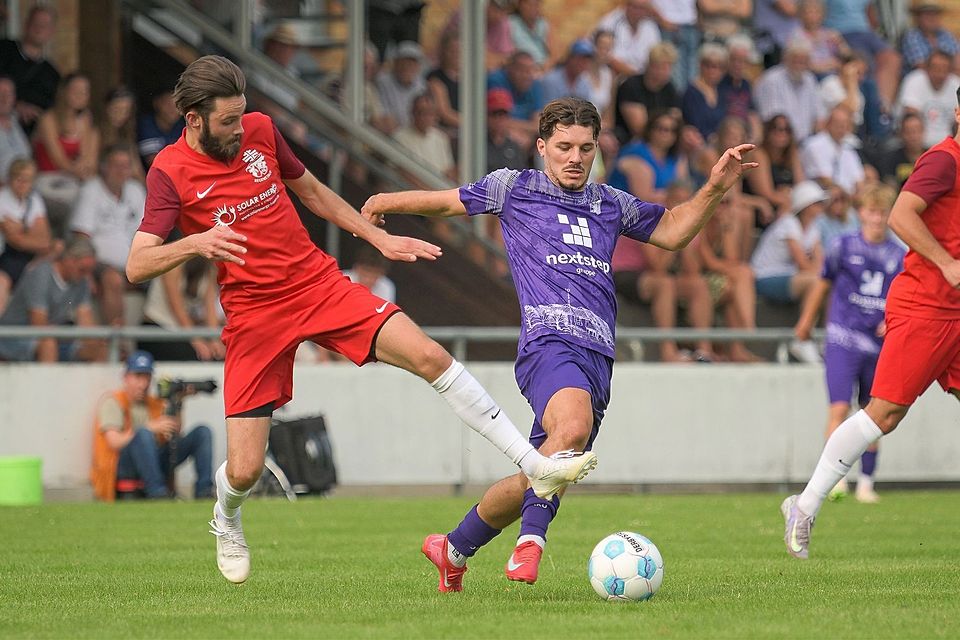 Arban Guraziu (rechts) und der TSV Kareth gingen im Hinspiel gegen Tobias Scherzers Regenstaufer leer aus.