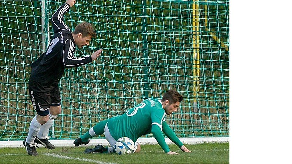 Bloß keinen Ausrutscher erlauben: Die TSG Planig, hier mit Daniel Böhmer (am Boden) gegen Waldlaubersheims Markus Krupp, hat die Meisterschaft in der eigenen Hand.	Foto: Dirk Waidner