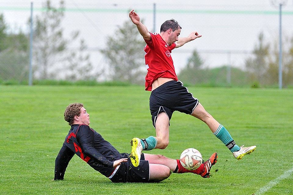 Die DJK Grafenberg (rot) hatte keine Mühe beim ungefährdeten 4:0 über den FC Haunstetten. F: Traub