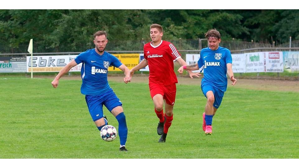  Hombergs Robin Heise läuft Wettenbergs Maximilian Lorz davon. Rechts Hombergs Christoph Weiser. © Luca Raab 