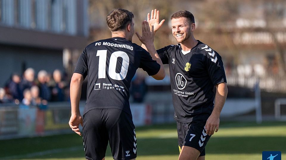 Der FC Moosinning ist am Dienstagabend zu Gast in Freising. 
