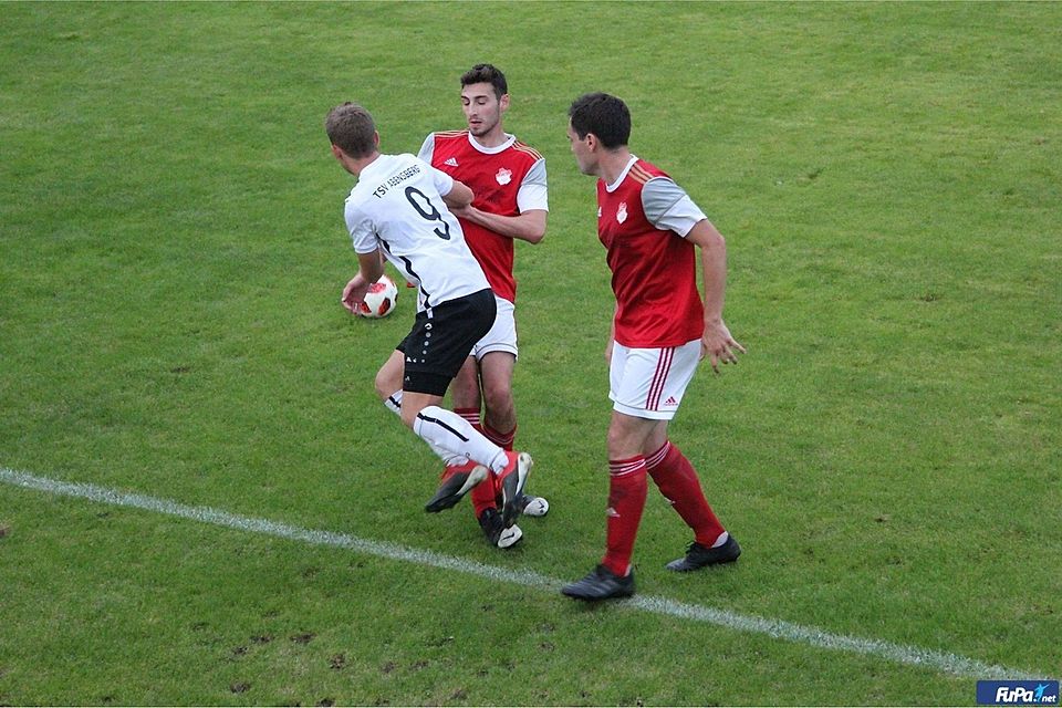 Der FC Walkertshofen (rote Trikots) steht im Totopokal-Viertelfinale 