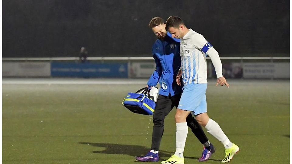 Für den FSV Rimbach kam es im Heimspiel gegen die TG Jahn Trösel knüppeldick. Erst musste Kapitän Patrick Feller (rechts) verletzt raus, dann flog Philipp Weis (links) sieben Minuten nach seiner Einwechslung mit Rot vom Platz, und am Ende stand es 0:4.	Foto: Jährling