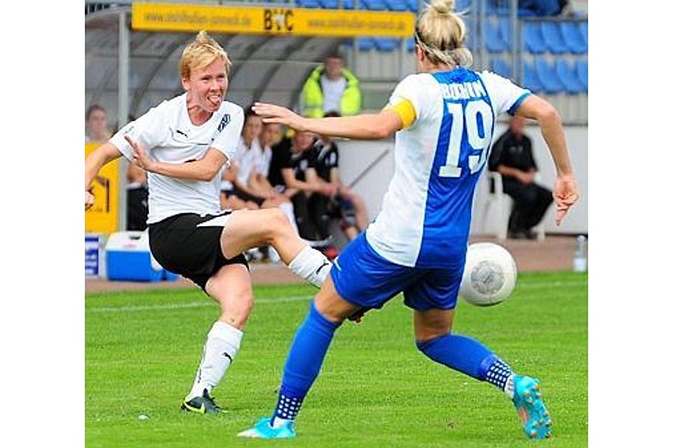 Marta Stobba (links, hier im Duell mit Bochums Laura Hoffmann) könnte in Kiel offensiver als gewohnt spielen ? schließlich droht dem BVC der Ausfall beider Stürmerinnen. Lichtfuß